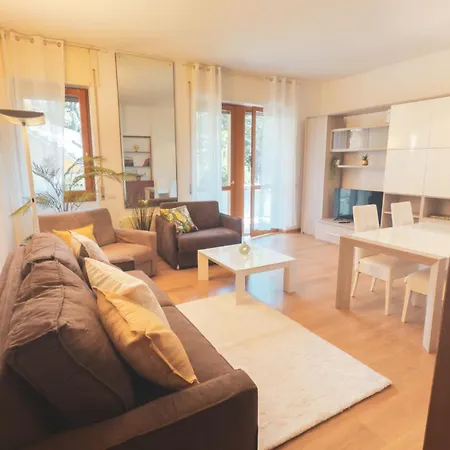 - Balcony, Private Parking, 2 Bathrooms Appartamento *